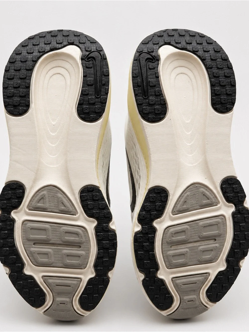 Nike Vomero White & Black Running Shoes